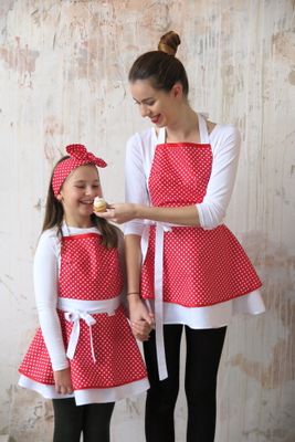 Šatová kuchyňská souprava red dots mama a dcera